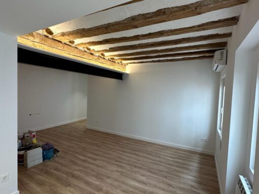 Salón con vigas de madera restauradas en el Casco Histórico de Zaragoza